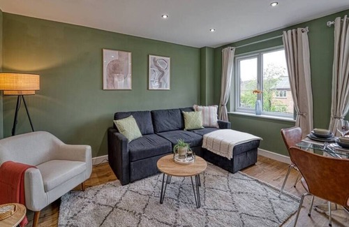 Spetchley House | Stylish 3 Bedroom House with Parking