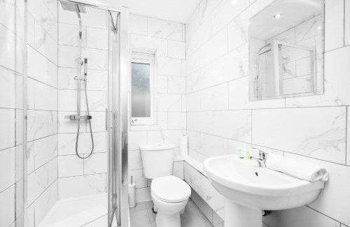 Seisdon House | Stylish 3 Bedroom House - Garden - Parking - Sleeps 6 - Netflix - Wifi - 12O