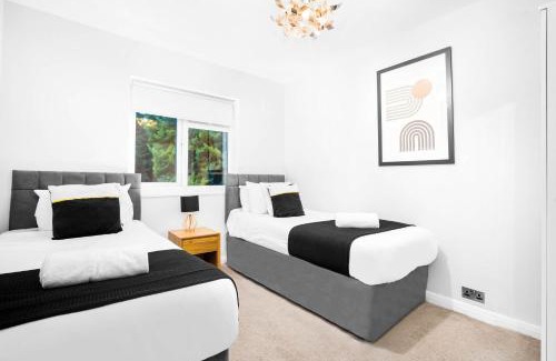 Seisdon House | Stylish 3 Bedroom House - Garden - Parking - Sleeps 6 - Netflix - Wifi - 12O