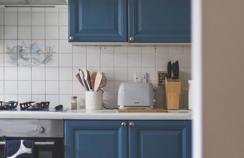Lavender Fields Apartment | Stylish 3 Bedroom House - King Size Beds - Garden - 20 Minutes to London