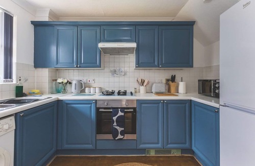 Lavender Fields Apartment | Stylish 3 Bedroom House - King Size Beds - Garden - 20 Minutes to London