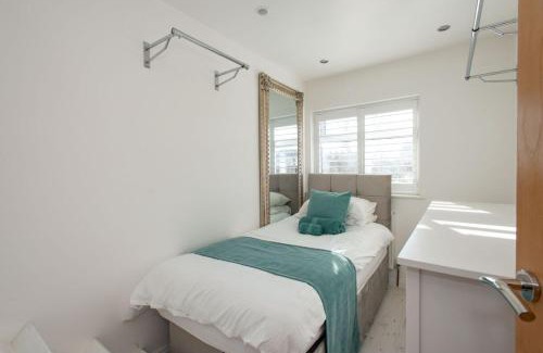 Farnborough and Crofton Apartment | Stylish 3-Bedroom in Orpington