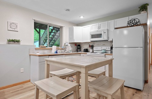 Mosinee Apartment | Stylish 3-Bedroom Lower-Level Getaway with Private Entrance & Modern Comforts