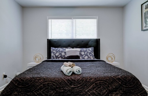 Fairburn House | Stylish 3-Bedroom with Patio and Room to Roam