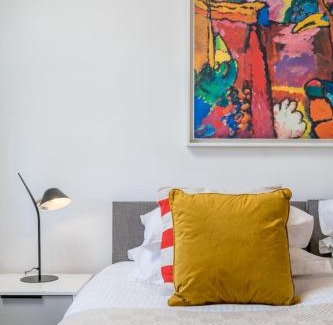 Monkhams Apartment | Stylish 3 bedrooms apartment 20 mins to Central London with Balcony - Open for Long Stays and Families Relocating