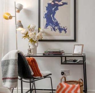 Monkhams Apartment | Stylish 3 bedrooms apartment 20 mins to Central London with Balcony - Open for Long Stays and Families Relocating