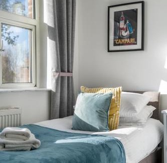 Monkhams Apartment | Stylish 3 bedrooms apartment 20 mins to Central London with Balcony - Open for Long Stays and Families Relocating