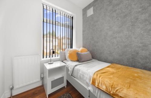 Chapel Allerton House | Stylish 3-BR Home-Driveway, Sky-TV-Free WiFi