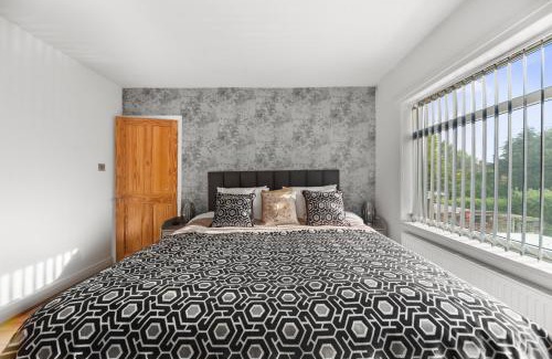 Chapel Allerton House | Stylish 3-BR Home-Driveway, Sky-TV-Free WiFi