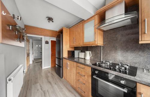 Chapel Allerton House | Stylish 3-BR Home-Driveway, Sky-TV-Free WiFi