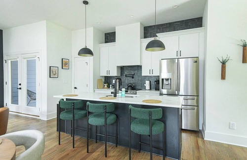 Mechanicsville Apartment | Stylish 3-Level Retreat | Rooftop Views + 2-Car Garage Near Downtown