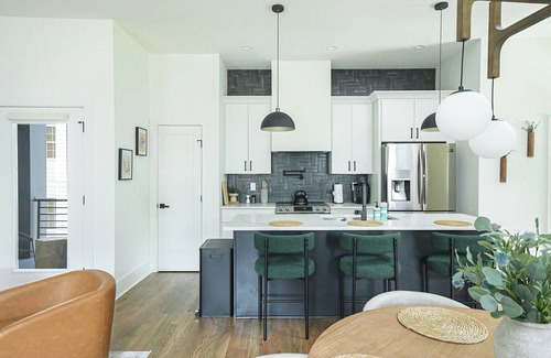 Mechanicsville Apartment | Stylish 3-Level Retreat | Rooftop Views + 2-Car Garage Near Downtown