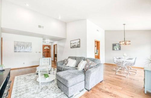Raisin House | Stylish 3BR/2BA Retreat w/Pool! Dream Getaway