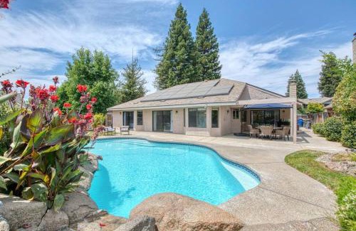 Raisin House | Stylish 3BR/2BA Retreat w/Pool! Dream Getaway