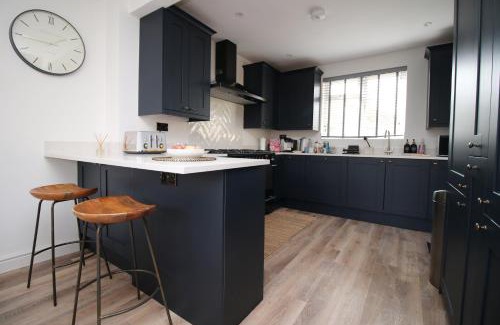 Newton St Loe House | Stylish 3BR Bath Home, Sleeps 6, Driveway Parking, Families and Contractors