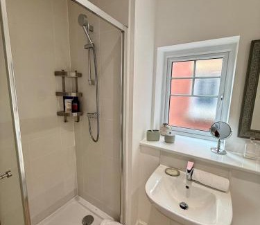 Canton House | Stylish 3BR Cardiff Home Balcony, Garden, Free Parking and EV Charging