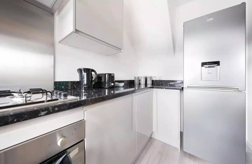 Langley Marish House | Stylish 3BR | Free Parking | Near Windsor & M4