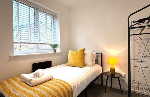 Shrewsbury Apartment | Stylish 3BR Hideaway in Shrewsbury - Business Ready, Leisure Friendly By Parydise Properties