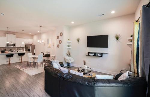Charlotte House | Stylish 3BR Home in CLT, Close to Downtown, Airport, WFH & Parking & Family Friendly & Business Ready