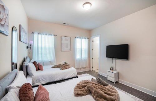 Charlotte House | Stylish 3BR Home in CLT, Close to Downtown, Airport, WFH & Parking & Family Friendly & Business Ready