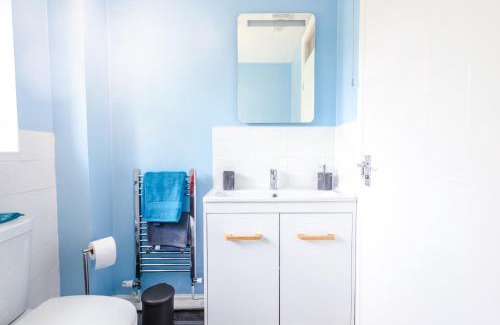 Hanham House | Stylish 3BR House - free parking - fast WI-FI - long stay