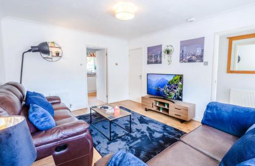 Hanham House | Stylish 3BR House - free parking - fast WI-FI - long stay