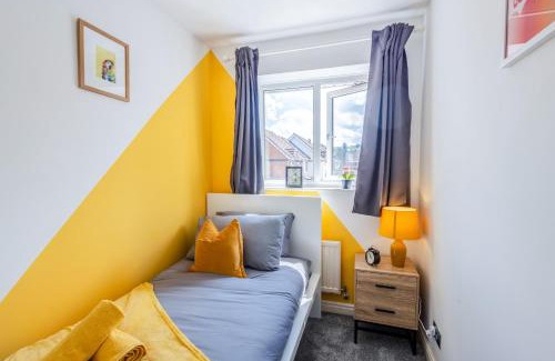 Hanham House | Stylish 3BR House - free parking - fast WI-FI - long stay