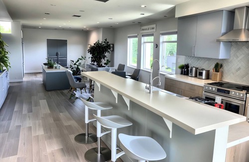 La Brea Hotel | Stylish 3BR Townhouse Retreat near Hollywood – Private Balcony View