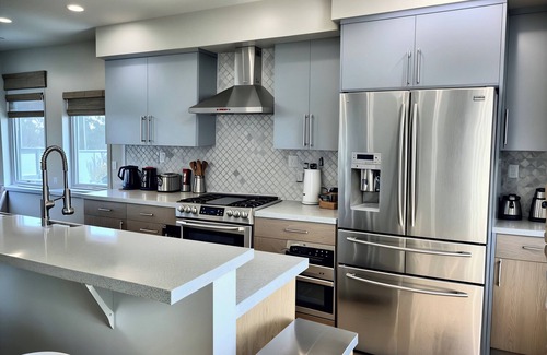 La Brea Hotel | Stylish 3BR Townhouse Retreat near Hollywood – Private Balcony View