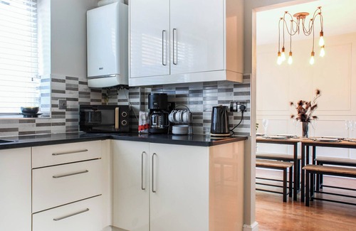Warwick House | Stylish 4 Bed - Central Location