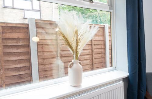 Walsall House | Stylish 4 bed - Contractor Stays, Wi-fi, Plenty of Parking