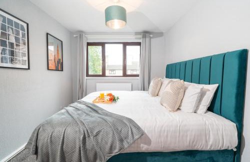 Walsall House | Stylish 4 bed - Contractor Stays, Wi-fi, Plenty of Parking