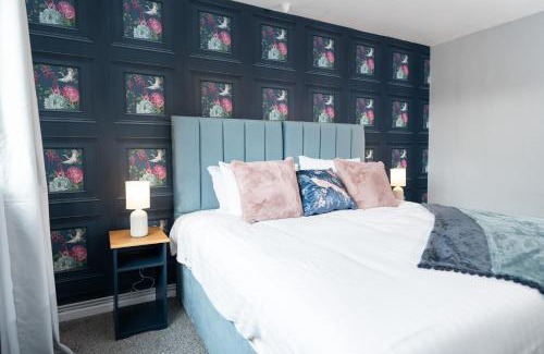 Walsall House | Stylish 4 bed - Contractor Stays, Wi-fi, Plenty of Parking