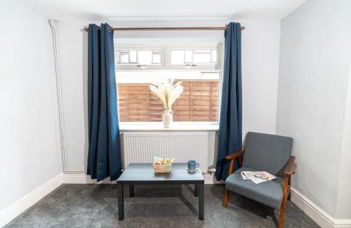 Walsall House | Stylish 4 bed - Contractor Stays, Wi-fi, Plenty of Parking