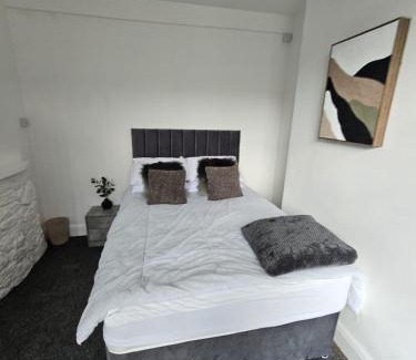 Northfield Apartment | Stylish 4 Bed for long and short term stays