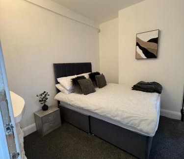 Northfield Apartment | Stylish 4 Bed for long and short term stays
