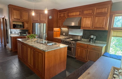 New Harbor House | Stylish 4 Bedroom 3 Bathroom House in Bristol