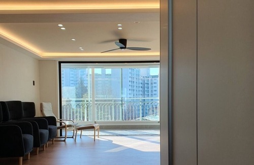 Tobongil-tong Apartment | Stylish 4 Bedroom apartment with Stunning Mountain Views