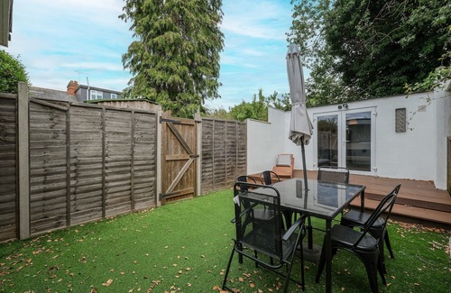 Borehamwood House | Stylish 4 Bedroom, 2.5-Bath Home in Borehamwood