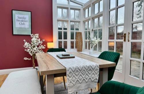 Port Sunlight House | Stylish 4 Bedroom Home in Port Sunlight with 7 Beds Perfect for Business Bookings and Groups
