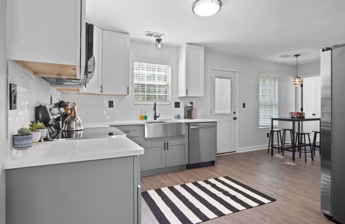 Decatur House | Stylish 4 Bedroom Home | 12 mins from Downtown Atl