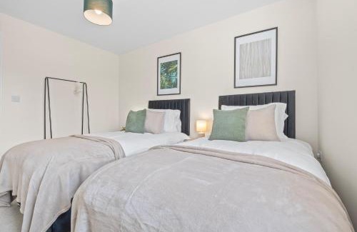 St Neots House | Stylish 4 Bedroom House in St Neots w Free Parking