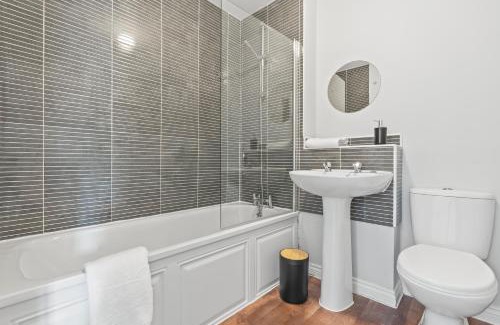 St Neots House | Stylish 4 Bedroom House in St Neots w Free Parking