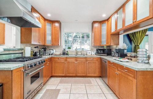 Hollywoodland House | Stylish 4BD 3BA Retreat near Hollywood Sign & Walk of Fame