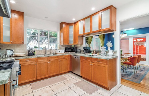 Hollywoodland House | Stylish 4BD 3BA Retreat near Hollywood Sign & Walk of Fame