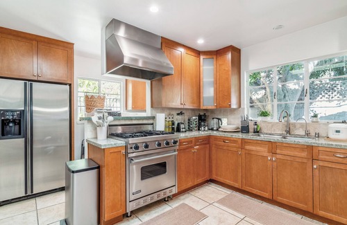 Hollywoodland House | Stylish 4BD 3BA Retreat near Hollywood Sign & Walk of Fame