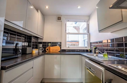 Tadworth Apartment | Stylish 4BD Modern Flat in Peaceful Tadworth