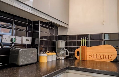 Tadworth Apartment | Stylish 4BD Modern Flat in Peaceful Tadworth