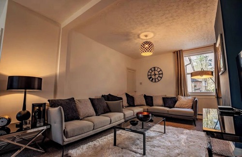 Tadworth Apartment | Stylish 4BD Modern Flat in Peaceful Tadworth