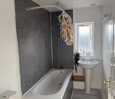 Chorlton-on-Medlock House | Stylish 4bd Townhouse - City Centre - O2 Apollo